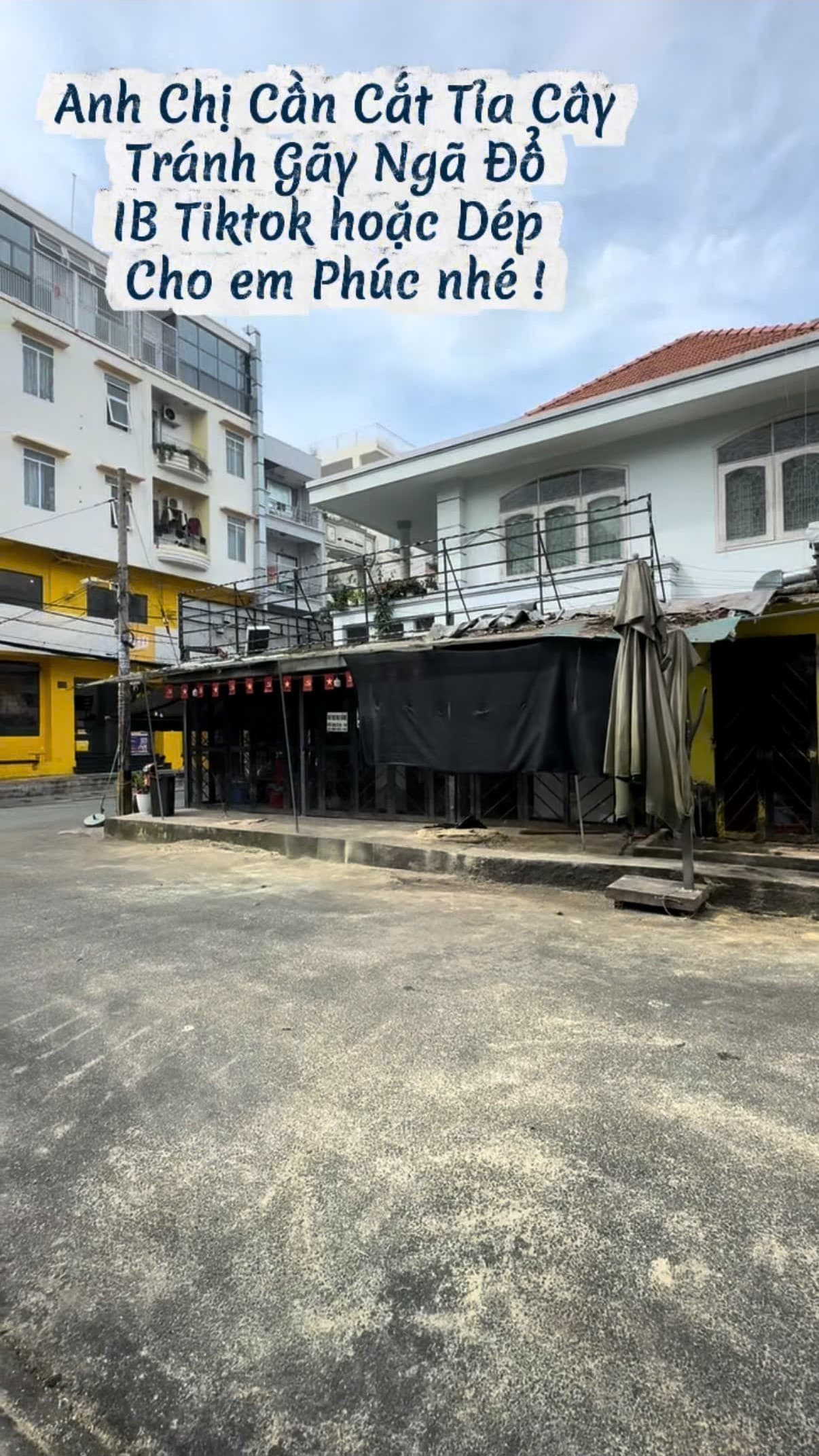 Mặt bằng vỉa hè và lòng đường sạch bóng sau khi hoàn tất đốn hạ 3 cây hoa sữa