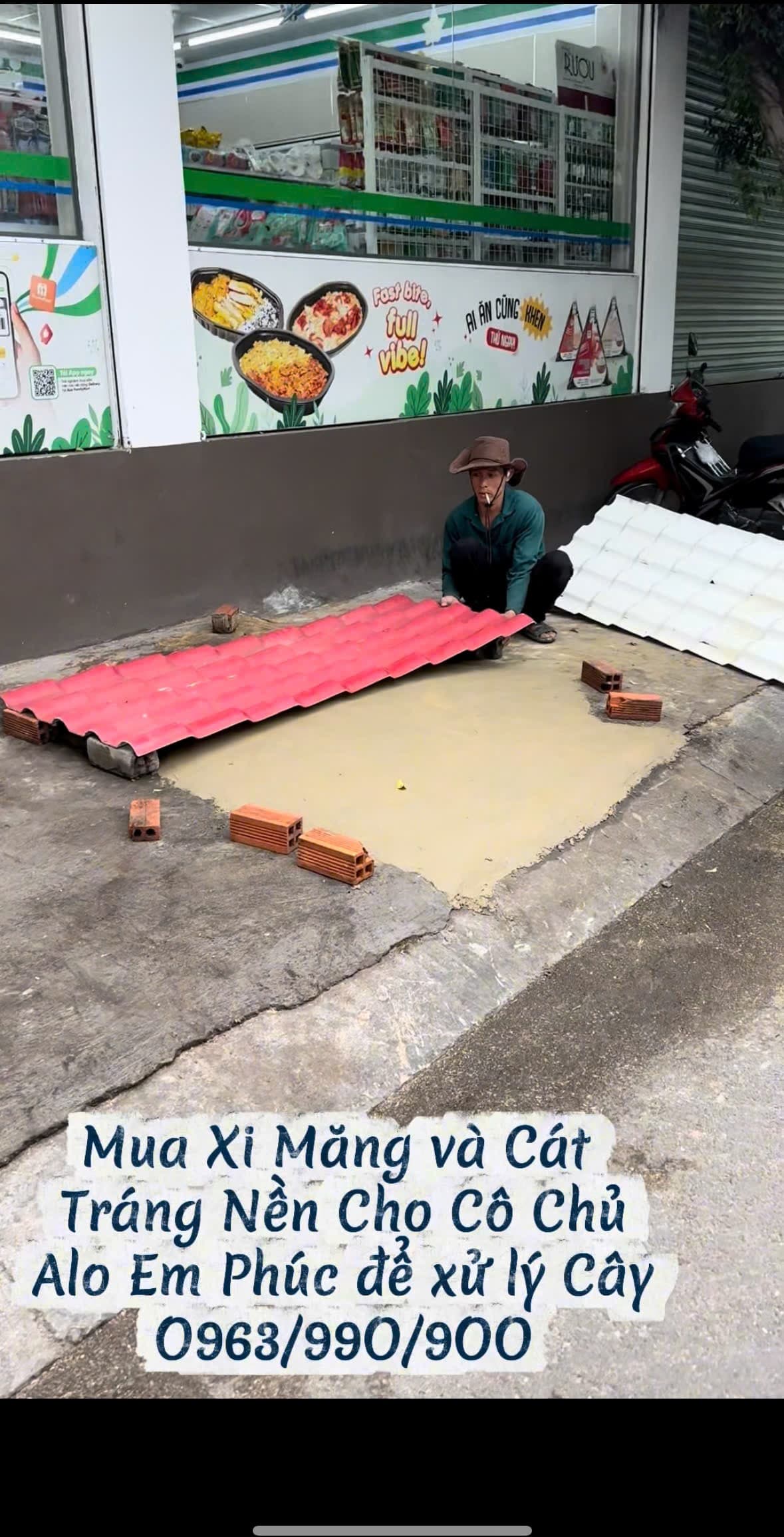 Thợ Hoàng Phúc tận tâm mua xi măng cát tráng lại nền vỉa hè cho cô chủ