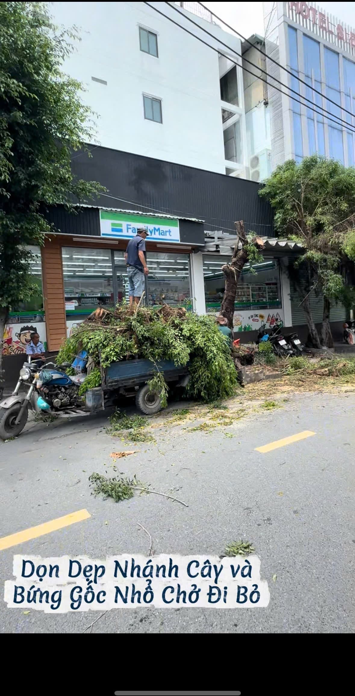 Xe ba gác máy chở đầy cành lá giải tỏa thông thoáng đường phố